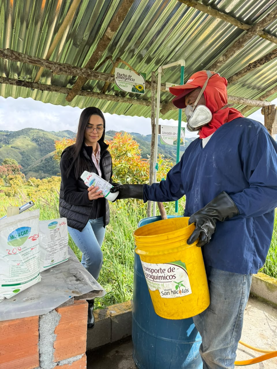 Ingeniera agrónoma acompañando la preparación de la mezcla en finca