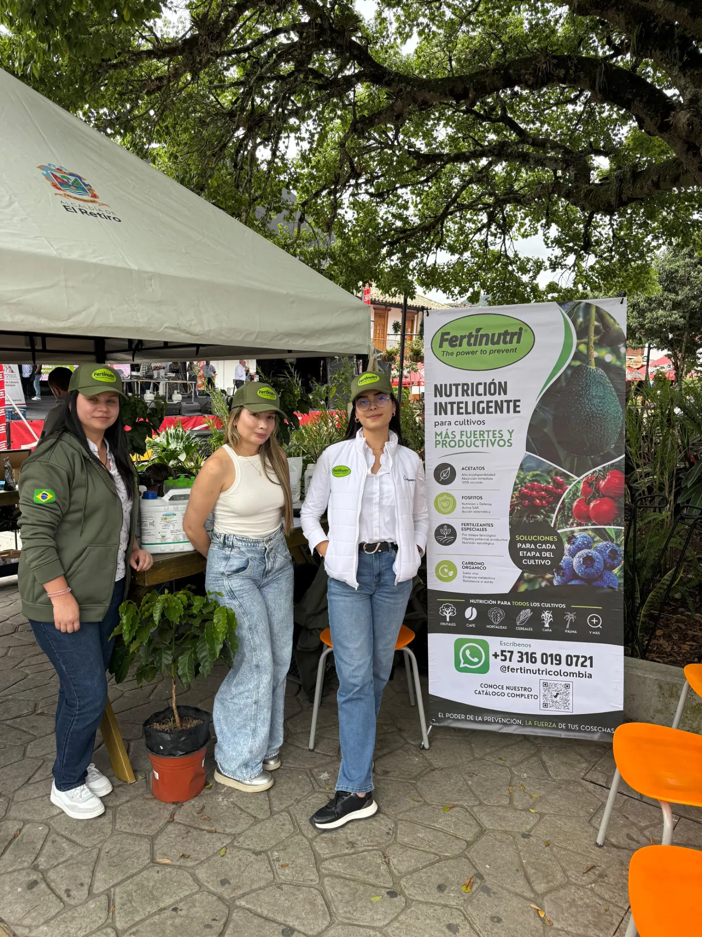 Equipo Fertinutri durante una feria del sector cafetero en Colombia