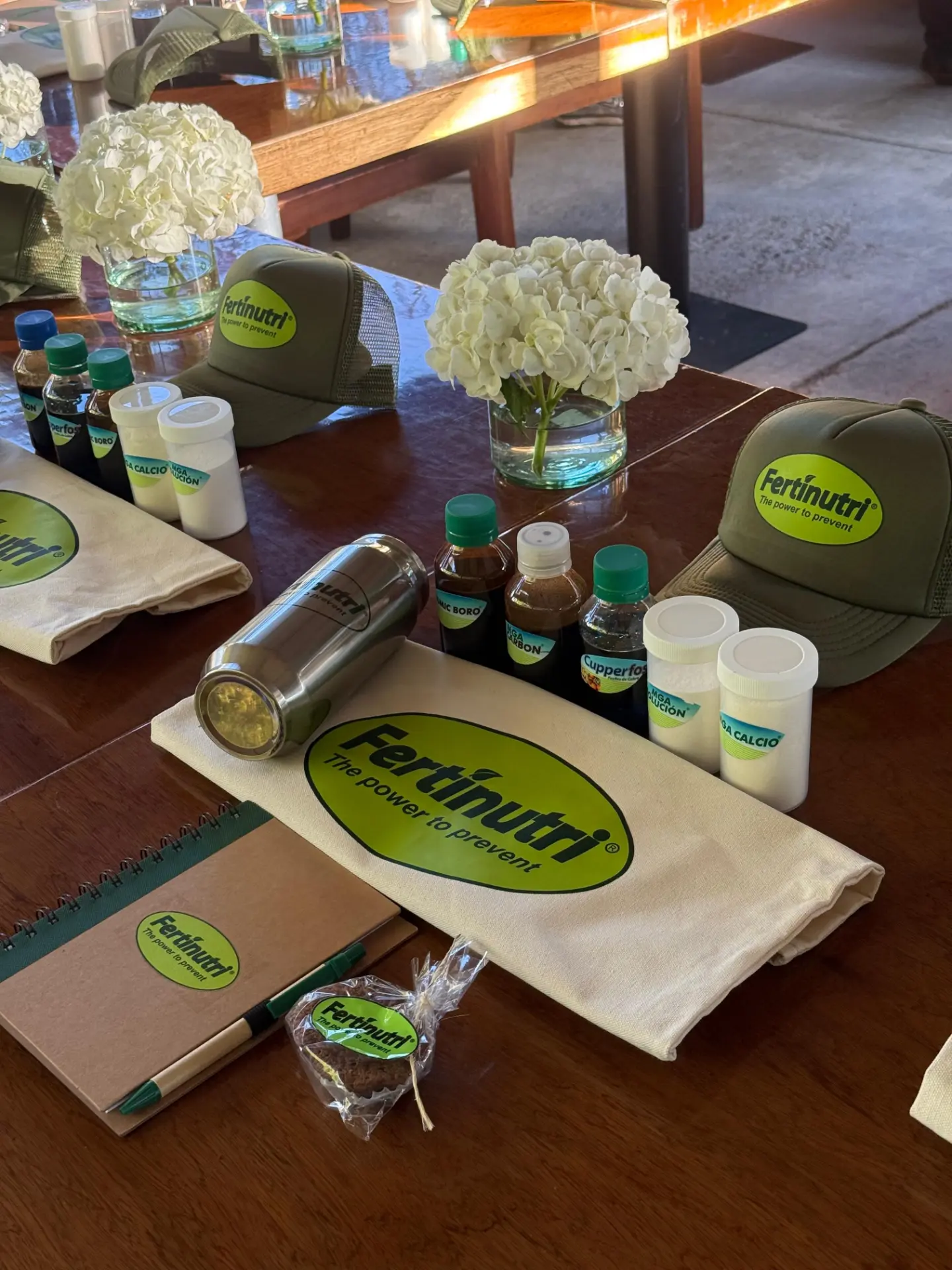 Productos y material de Fertinutri preparados para un encuentro con agricultores