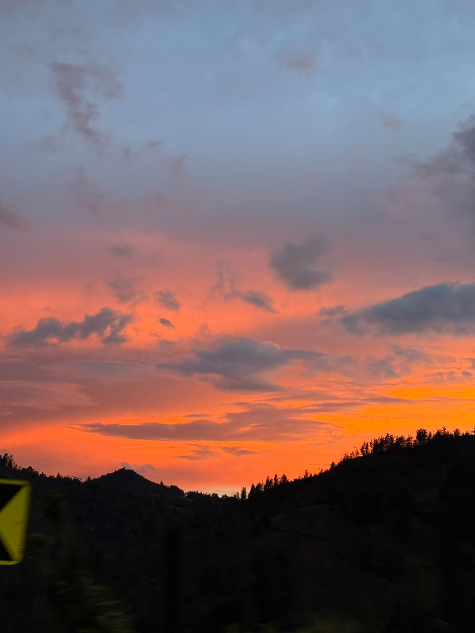 Atardecer sobre las montañas de la zona productora