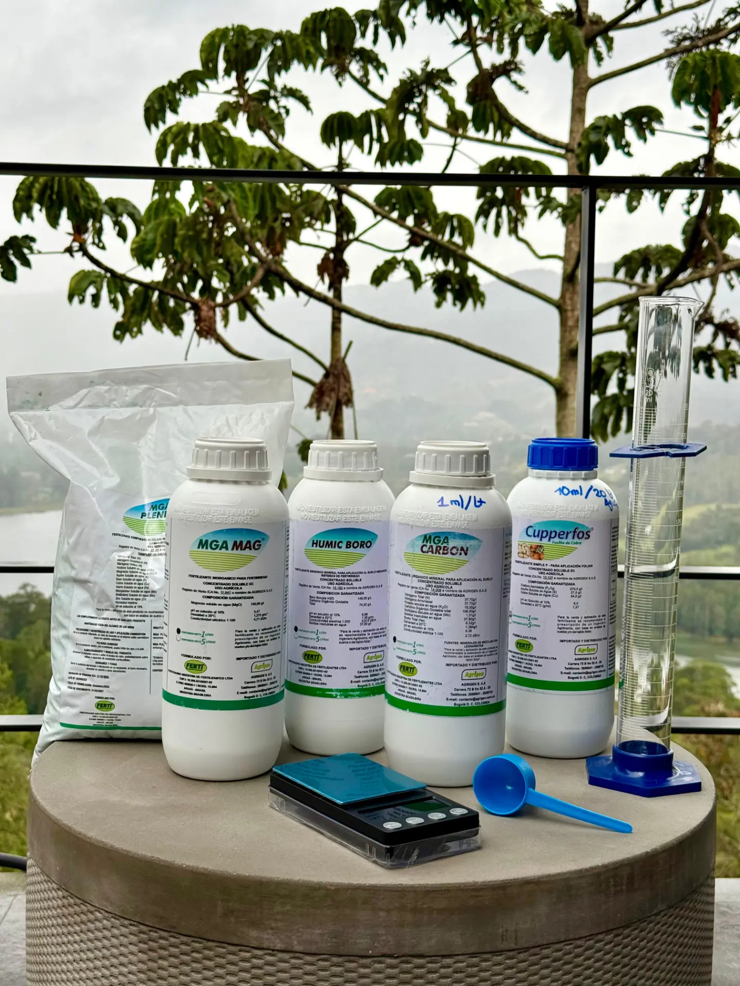 Productos Fertinutri con instrumentos para preparar y medir una aplicación